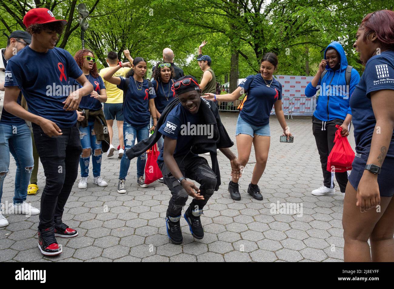 New York, États-Unis. 15th mai 2022. Après la promenade, les participants apprécient la fête de danse Paradise garage lors de la marche sur le SIDA 37th à Central Park à New York, New York, le 15 mai 2022. (Photo de Gabriele Holtermann/Sipa USA) crédit: SIPA USA/Alay Live News Banque D'Images