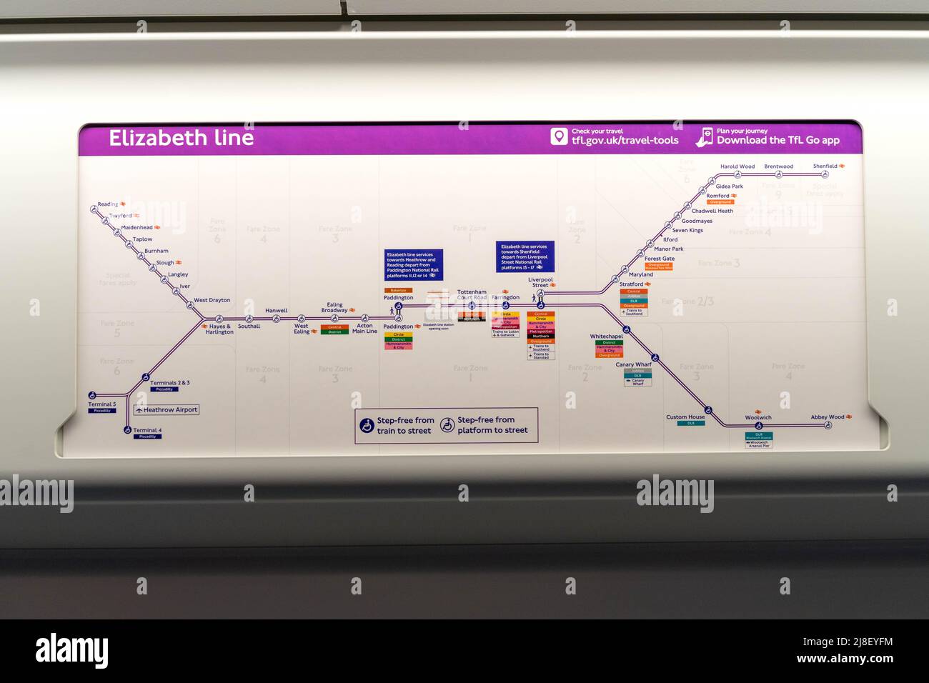 Purple Crossrail Line (Elizabeth Line) stations route carte s'affiche à l'intérieur du train le plus high tech équipé , Londres Angleterre Royaume-Uni Banque D'Images