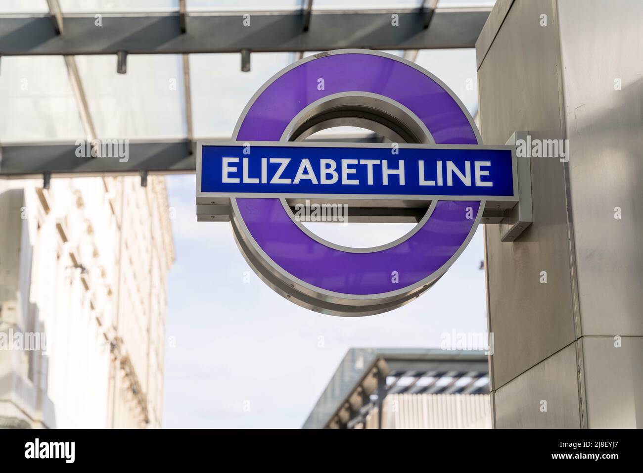 Logo de la cocarde souterraine de Londres pour ELIZABETH LINE , Londres Angleterre Royaume-Uni Banque D'Images