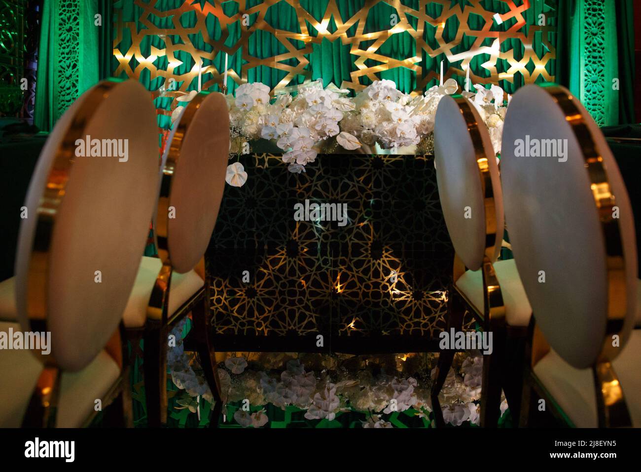 Bouquets de fleurs sur la table de mariage. Banque D'Images