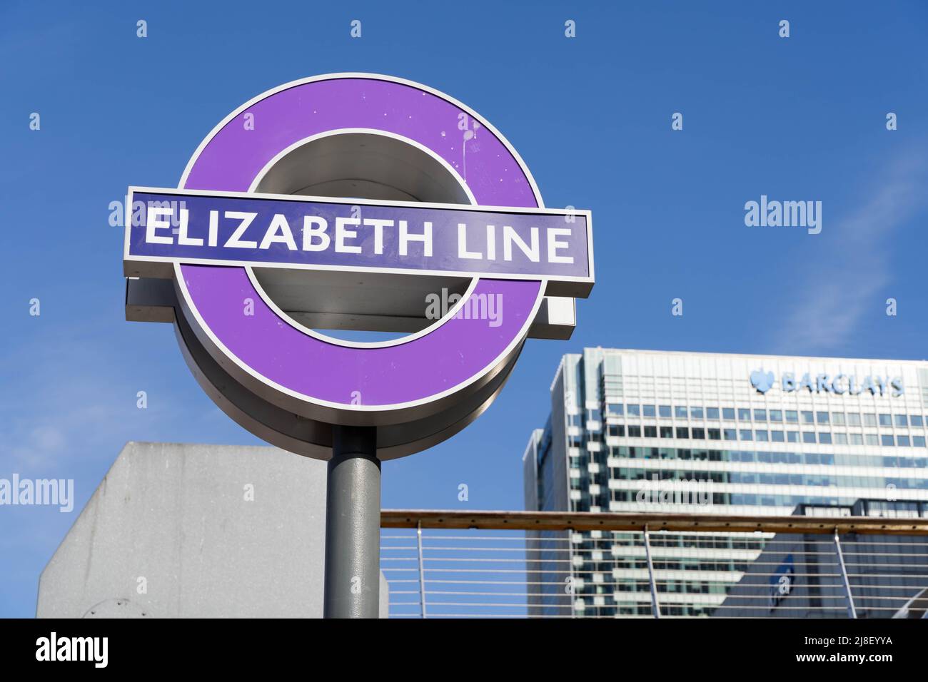 Logo de la cocarde souterraine de Londres pour ELIZABETH LINE , dans le quai des Canaries avec logo Barclays dans le fond de Londres Angleterre Royaume-Uni Banque D'Images
