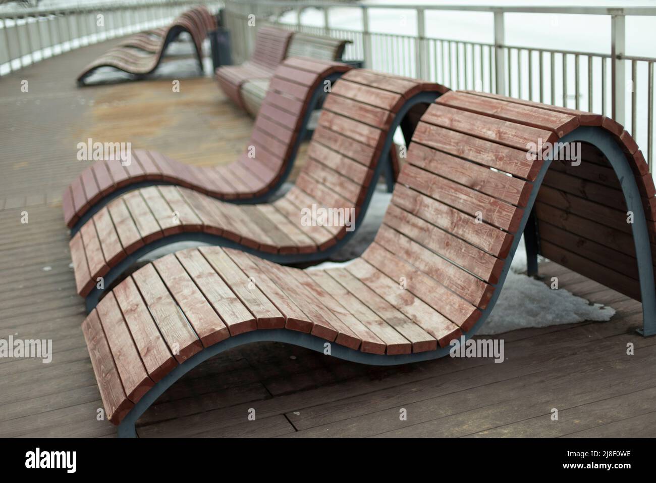 Bancs pour les loisirs dans le parc. Sièges confortables. Chaises longues sur le front de mer. Détails de l'infrastructure. Banque D'Images