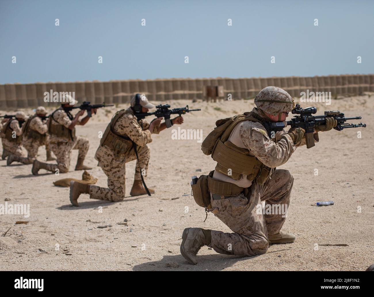 Ras AL QARAIN, Bahreïn (11 mai 2022) – les marines américaines affectées au commandement central de l'équipe de sécurité de la flotte anti-terroriste (FASTCENT) et les marines de la Royal Bahrain Naval Force participent à une formation en direct sur les incendies au cours de l'exercice Neon Defender 22 à Bahreïn, en mai 11. Neon Defender est un événement d'entraînement bilatéral annuel entre le Commandement central des Forces navales des États-Unis et Bahreïn. L'exercice se concentre sur les opérations de sécurité maritime, la défense de l'installation et l'intervention médicale. (É.-U. Photo du corps marin par Sgt. Benjamin McDonald) Banque D'Images