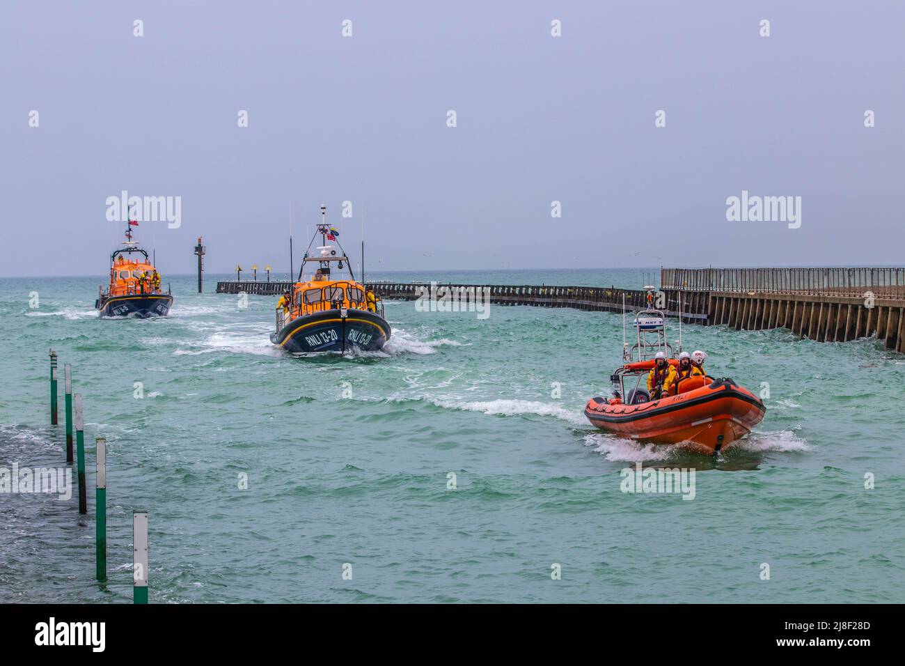 Les canots de sauvetage de Shoreham, Selsey et Littlehampton RNLI se rencontrent au port de Littlehampton au cours d’un exercice conjoint et d’un engagement public. Banque D'Images