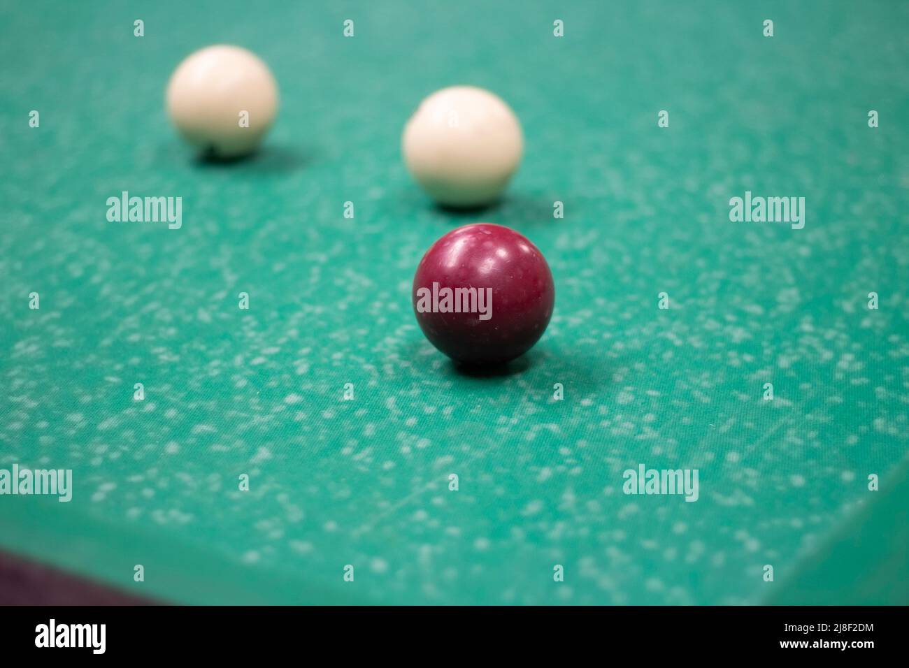 Les boules de billard sont blanches. Table de billard verte. Jouer au bar. Compétition sportive. Les balles ont claquement suite à une frappe de repère. Banque D'Images