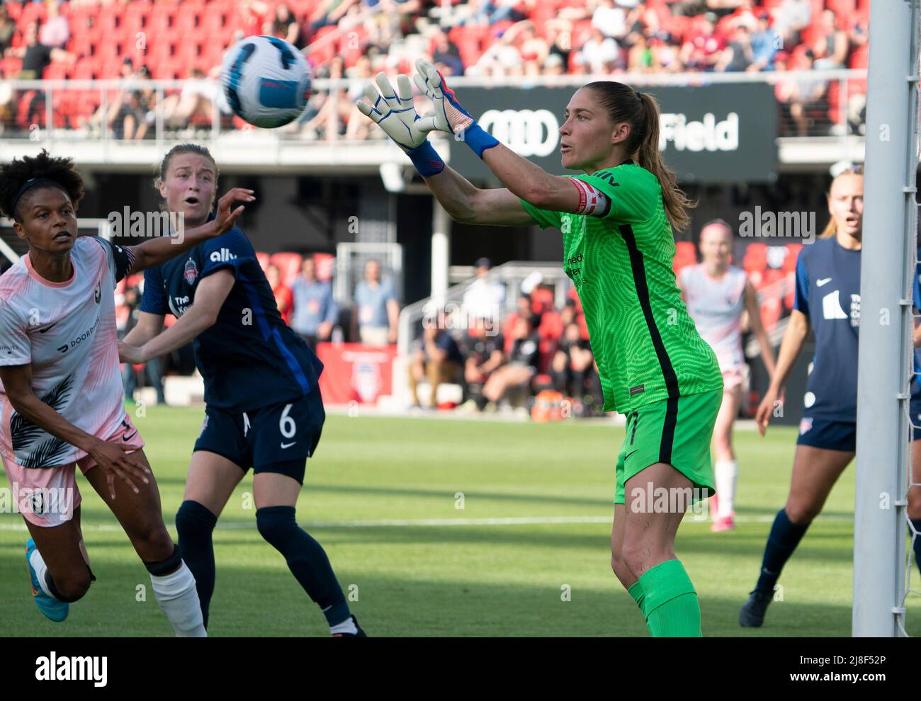 WASHINGTON, DC, USA - 15 MAI 2022 : le gardien de but de Washington Spirit Aubrey Kingsbury (1) fait une économie de Angel City FC vers l'avant Simone Charley (7) lors d'un match NWSL entre Washington Spirit et Angel City FC, le 15 mai 2022, à Audi Field, à Washington, CC. (Photo de Tony Quinn-Alay Live News) Banque D'Images