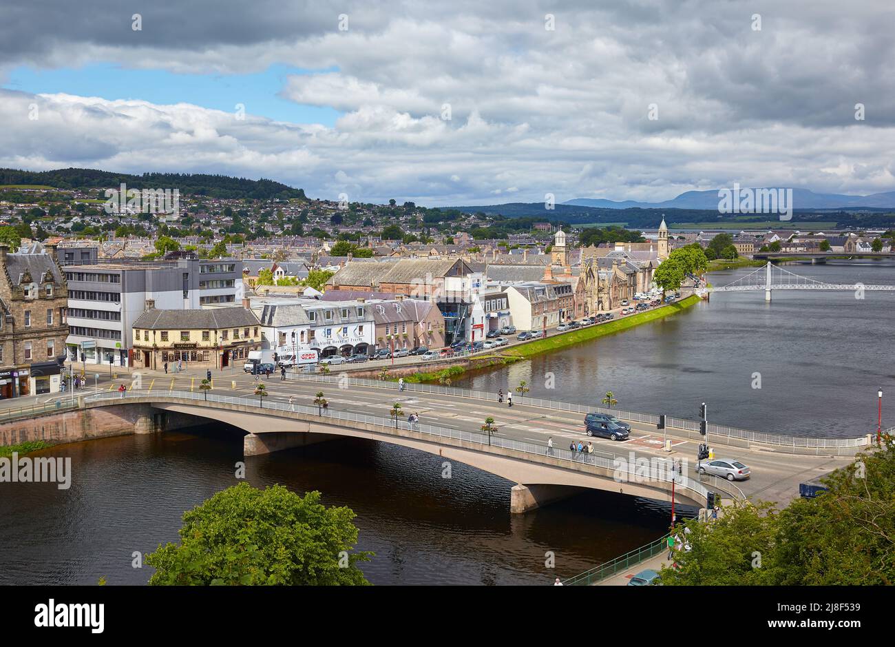 Inverness, Écosse - 24 juin 2010 : vue sur le pont Ness traversant la rivière Ness près de la rue Huntly. Inverness. Écosse. Royaume-Uni Banque D'Images