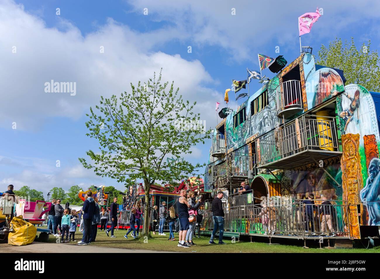 Les gens qui apprécient les parcs d'expositions lors de la foire annuelle du mois de mai dans le parc, le jour ensoleillé du printemps Banque D'Images