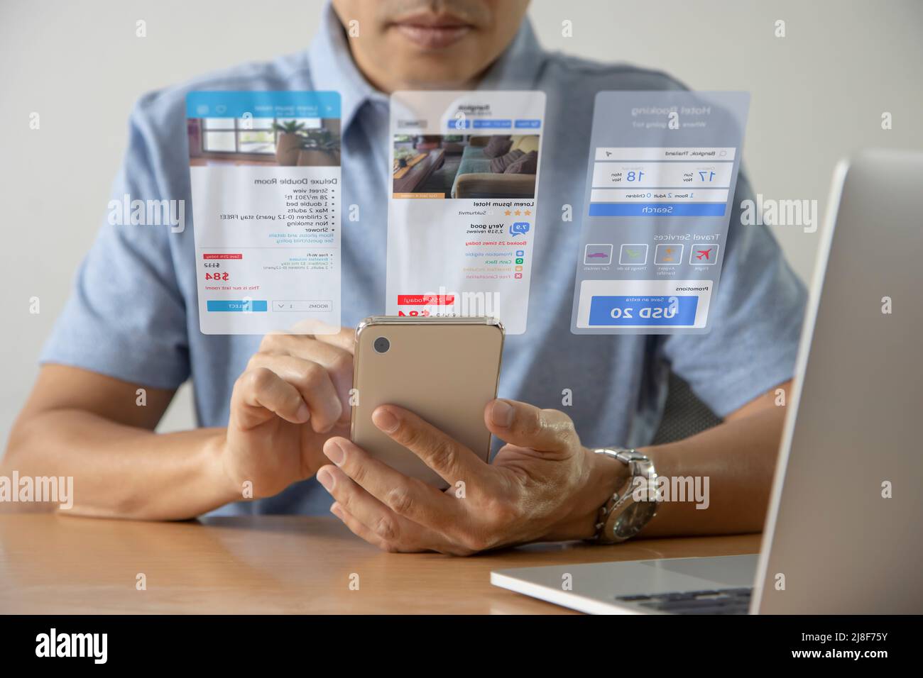 Homme dans un tissu décontracté en interaction avec l'écran virtuel futuriste de l'application de réservation d'hôtel et de planification de voyage Banque D'Images