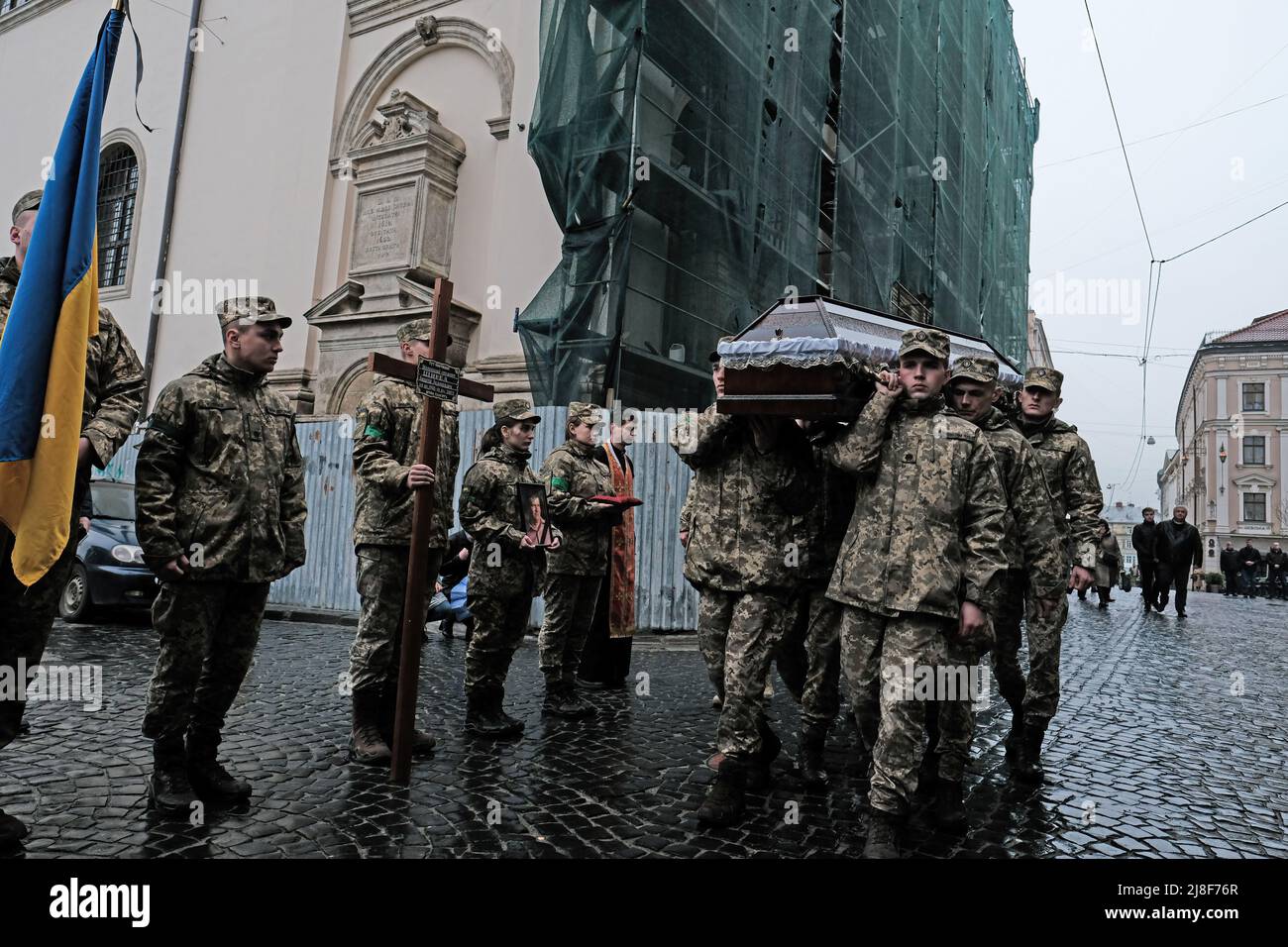 Les soldats ukrainiens portent le cercueil du Sergent junior Andriy Ivanovych Tsyrba, âgé de 43 ans, qui a été tué par l'armée russe en Ukraine orientale. Banque D'Images