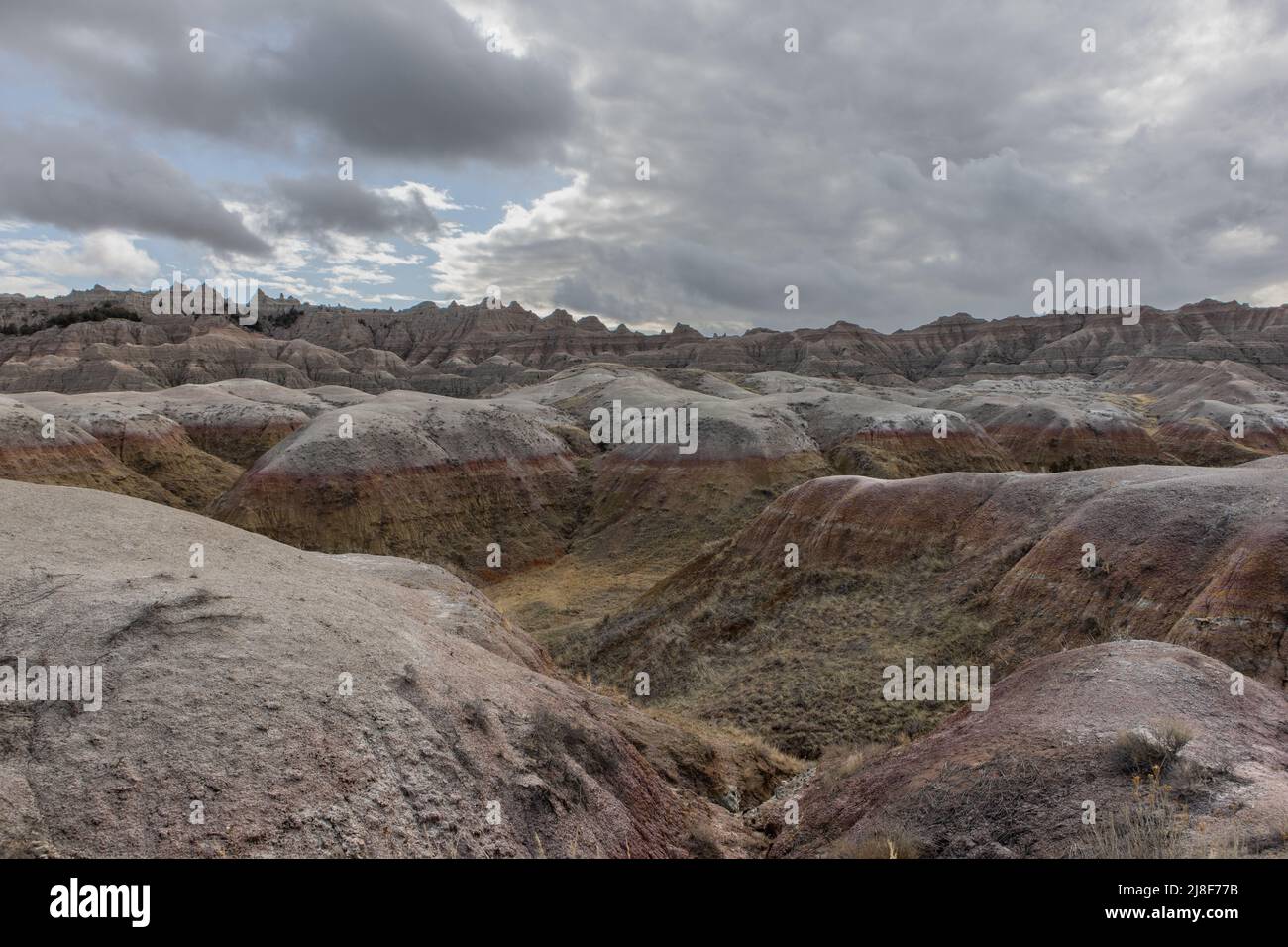 Des nuages surent le parc national des Badlands, dans le Dakota du Sud Banque D'Images