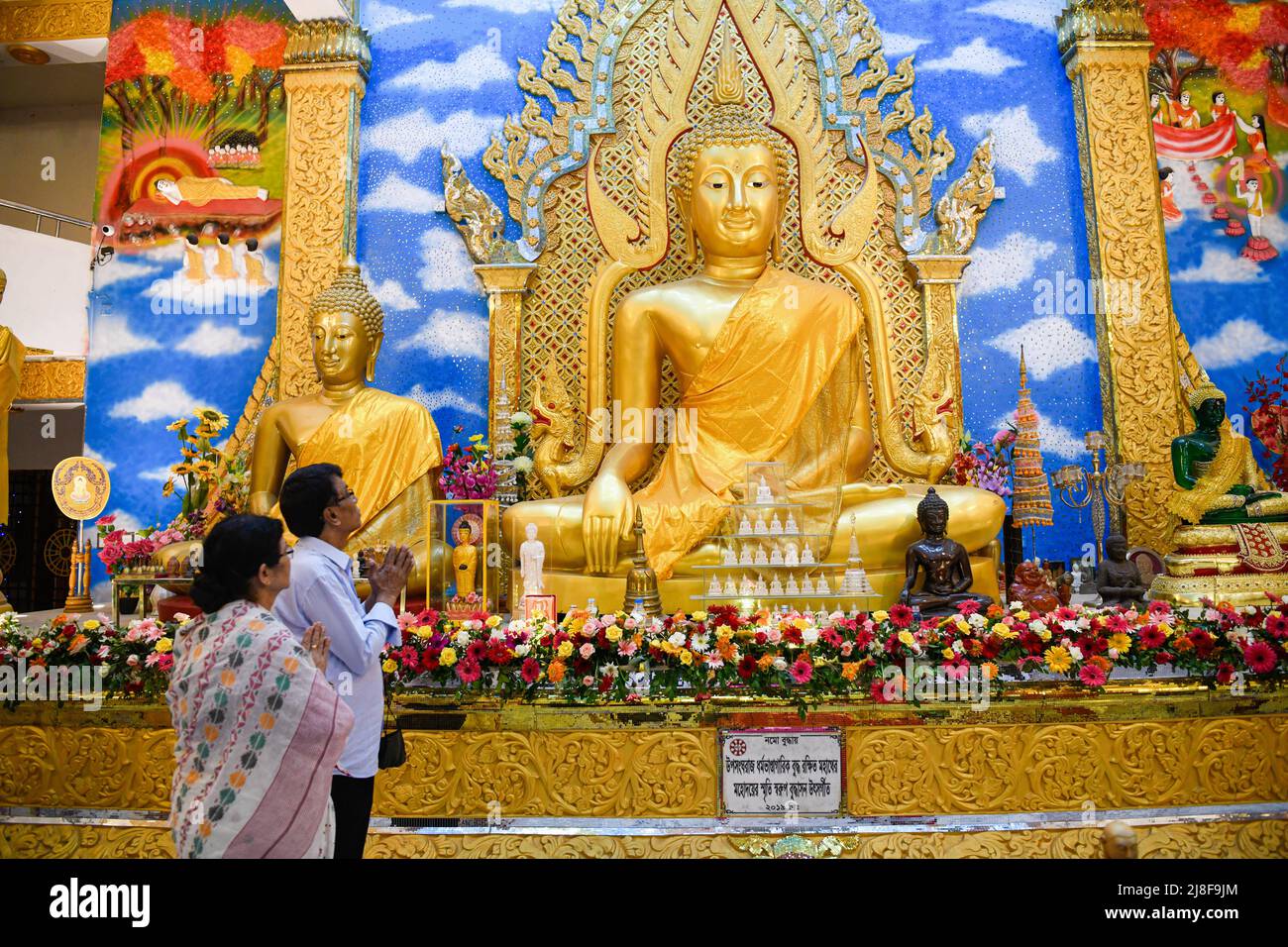 Dhaka, Bangladesh. 15th mai 2022. Les bouddhistes prient devant l'idole du Bouddha Gautam à Dhaka sur le Bouddha Purnima. Les membres de la communauté bouddhiste du Bangladesh ont célébré Bouddha Purnima, le plus grand festival religieux de la communauté. Pour marquer l'occasion de la naissance du Bouddha Gautam, fondateur du bouddhisme, les disciples ont organisé des programmes dans les pagodes, les monastères et d'autres lieux saints à travers le pays. Crédit : SOPA Images Limited/Alamy Live News Banque D'Images