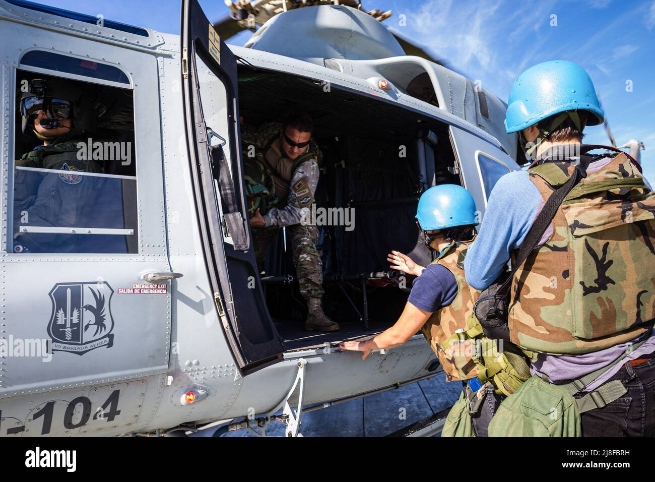 Patrouille 4 journalistes entrent dans l'hélicoptère Bell 412 qui les emportera dans la zone des hostilités pendant une semaine, le cours pour les journalistes dans les zones hostiles a eu lieu au Centre conjoint argentin de formation aux opérations de maintien de la paix (CAECOPAZ). Avec une modalité de stage, 36 journalistes se sont divisés en 5 patrouilles simulées appartenant à des équipes de presse internationales introduites dans les zones de conflit et d'après-conflit. Jour après jour, des cours théoriques et pratiques ont été enseignés dans le domaine qui a fourni des connaissances spécifiques caractéristiques des environnements hostiles. (Photo de Nacho Boullosa/SOPA Images/Sipa USA) Banque D'Images