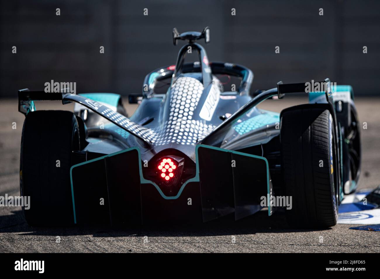 Berlin, Allemagne. 15th mai 2022. Formule E: Berlin E-Prix à Tempelhofer Feld, course: Mitch Evans de l'écurie Jaguar TCS Racing sur la piste. Credit: Fabian Sommer/dpa/Alay Live News Banque D'Images