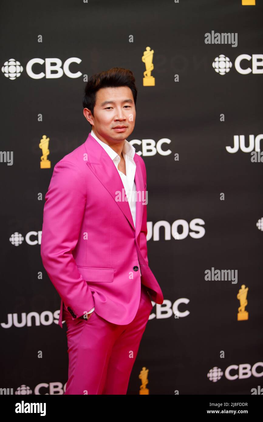 L'hôte Simu Liu porte un costume fuchsia audacieux sur le tapis rouge aux Juno Awards 2022 à Toronto, AU CANADA Banque D'Images