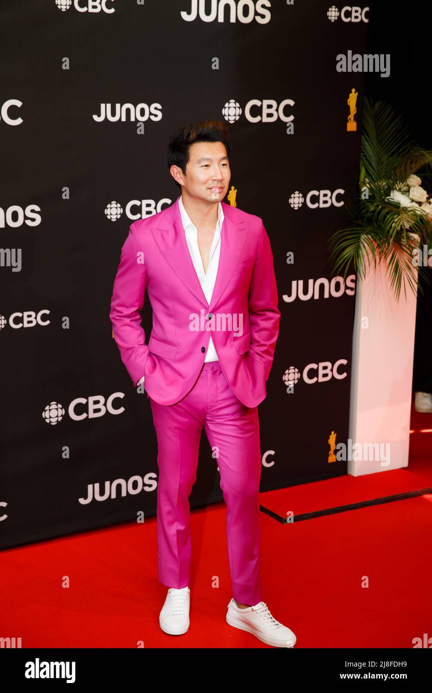 L'hôte Simu Liu porte un costume fuchsia audacieux sur le tapis rouge aux Juno Awards 2022 à Toronto, AU CANADA Banque D'Images