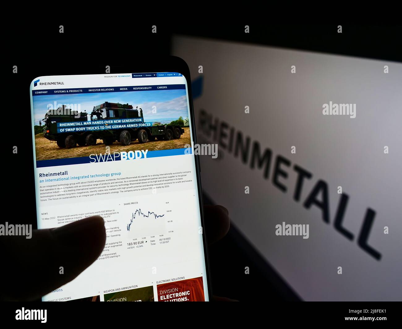 Personne tenant un smartphone avec la page web de la société allemande de défense Rheinmetall AG sur l'écran devant le logo. Concentrez-vous sur le centre de l'écran du téléphone. Banque D'Images