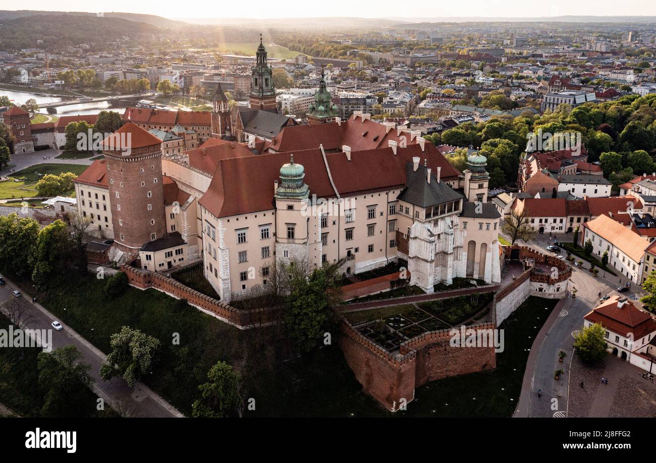 (NOTE AUX ÉDITEURS : image prise avec un drone)vue aérienne du château royal de Wawel. Banque D'Images