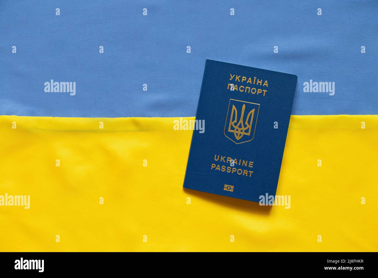 Passeport biométrique sur le fond du drapeau de l'Ukraine, jaune-bleu, patriote Banque D'Images