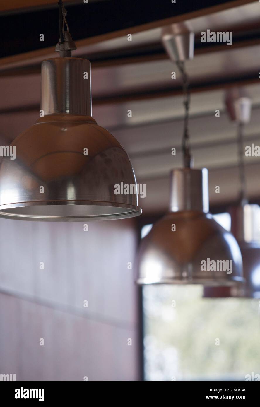 Gamme de lampes suspendues industrielles. Mise au point sélective Banque D'Images