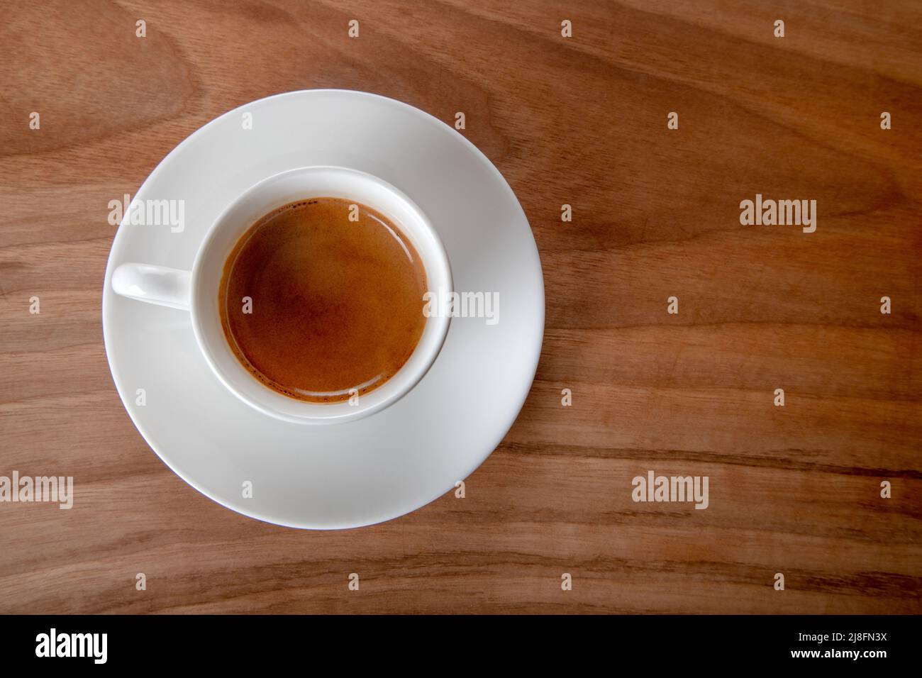 Tasse d'espresso blanc sur fond de bois, vue de dessus Banque D'Images