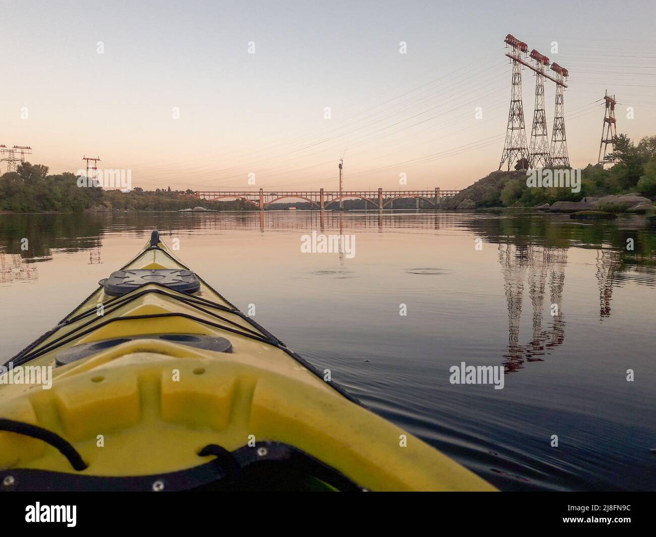 Bateaux sur le fleuve au coucher du soleil. l'électricité et pont sur l'arrière-plan. L'espace texte. vacances. billet Banque D'Images