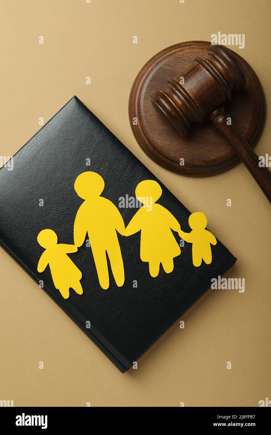 Concept de droit de la famille sur fond marron clair Banque D'Images