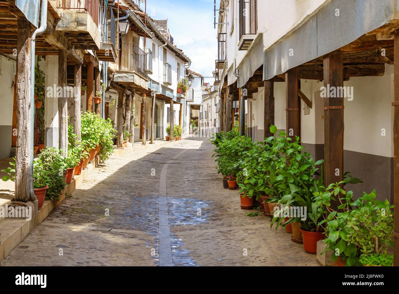 Rue pittoresque dans une ville espagnole typique. Guadalupe, Estrémadure, Espagne Banque D'Images