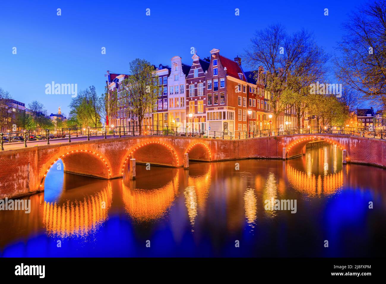 Amsterdam, pays-Bas. Le canal et les ponts de Keizersgracht (l'empereur) la nuit. Banque D'Images