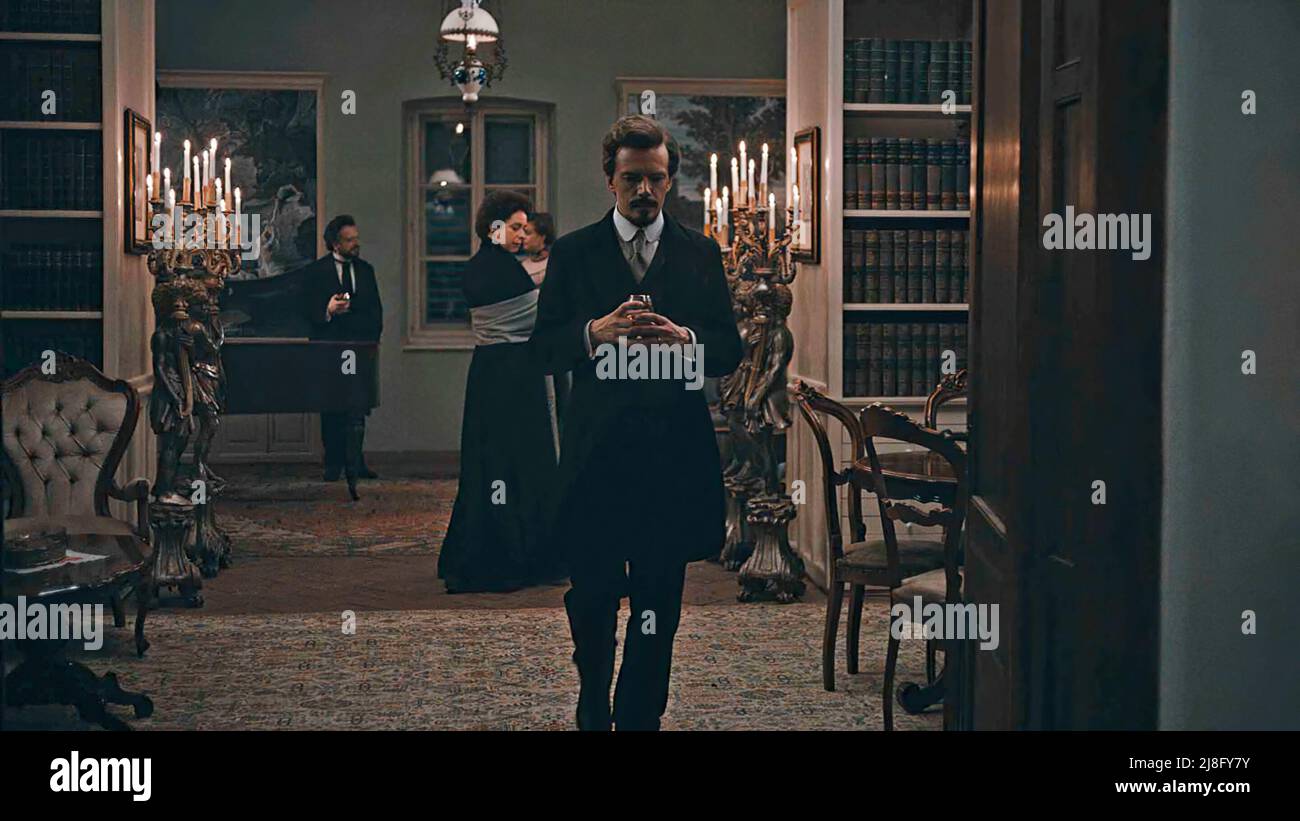 MARINA PALII, AGATHE B.S., UGO BROUSSOT et FREDERIC SCHULZ-RICHARD dans MANOR HOUSE (2020) -titre original: MALMKROG-, réalisé par CRISTI PUIU. Credit: Mandragora films / SENSE production / Album Banque D'Images