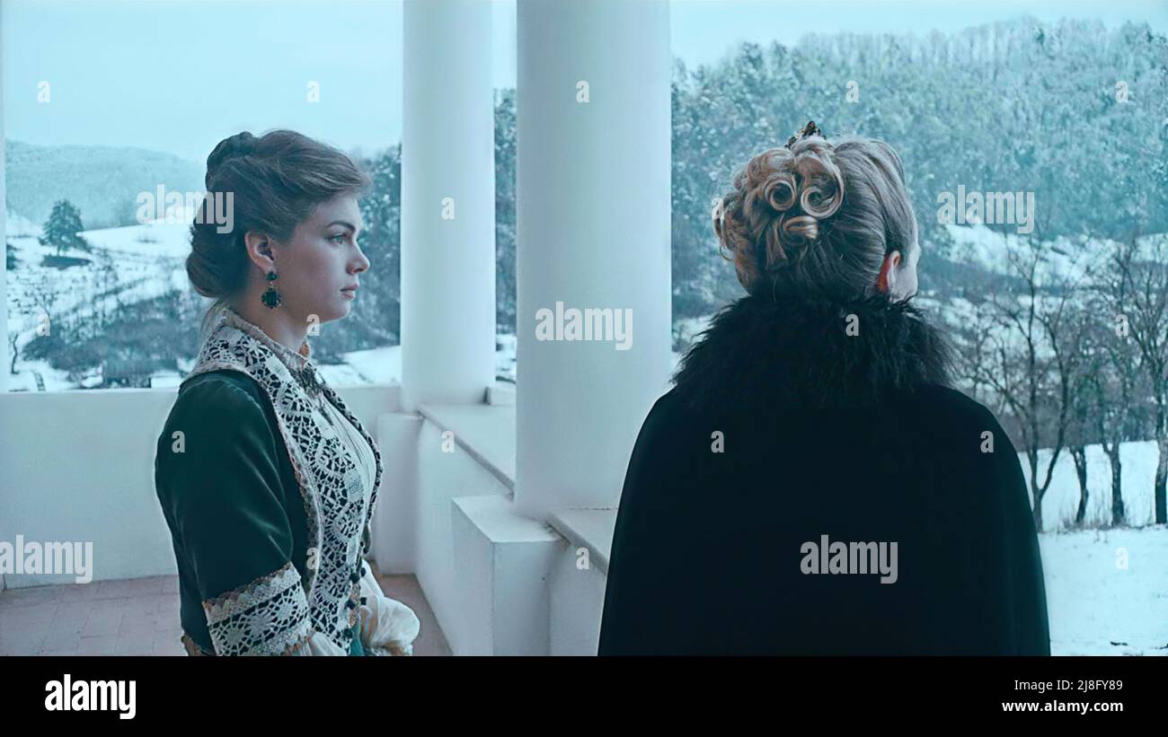 MARINA PALII et AGATHE B.Sc. Dans MANOR HOUSE (2020) -titre original: MALMKROG-, réalisé par CRISTI PUIU. Credit: Mandragora films / SENSE production / Album Banque D'Images