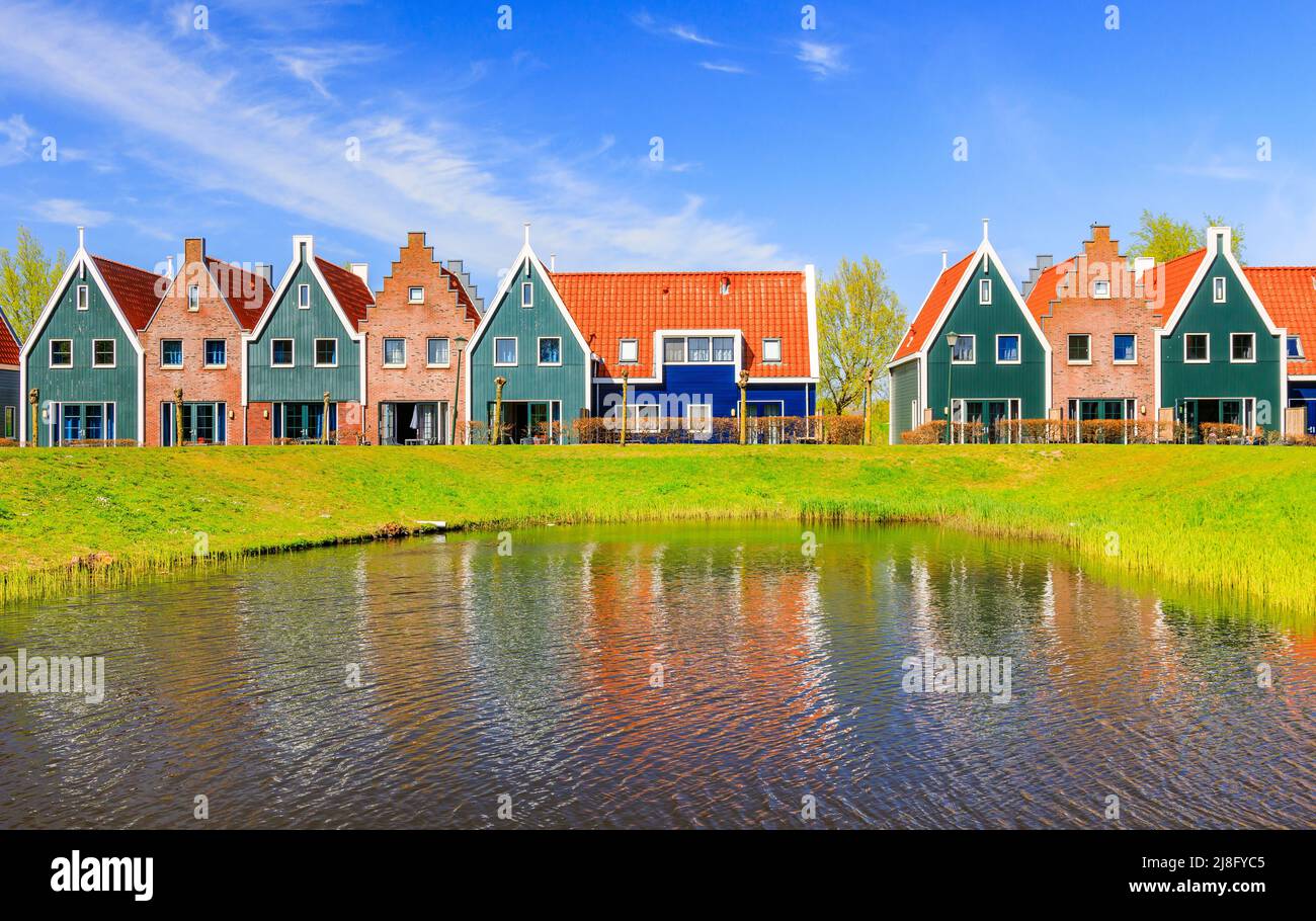 Volendam, pays-Bas. Maisons colorées du parc marin de Volendam. Nord-Hollande. Banque D'Images