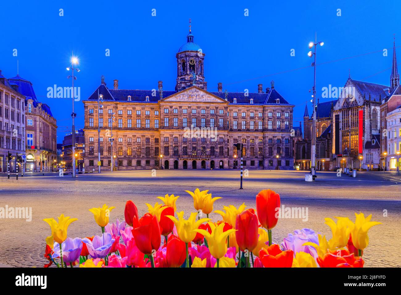 Amsterdam, pays-Bas. Place du Dam avec le Palais Royal et la Nouvelle église (Nieuwe Kerk). Banque D'Images