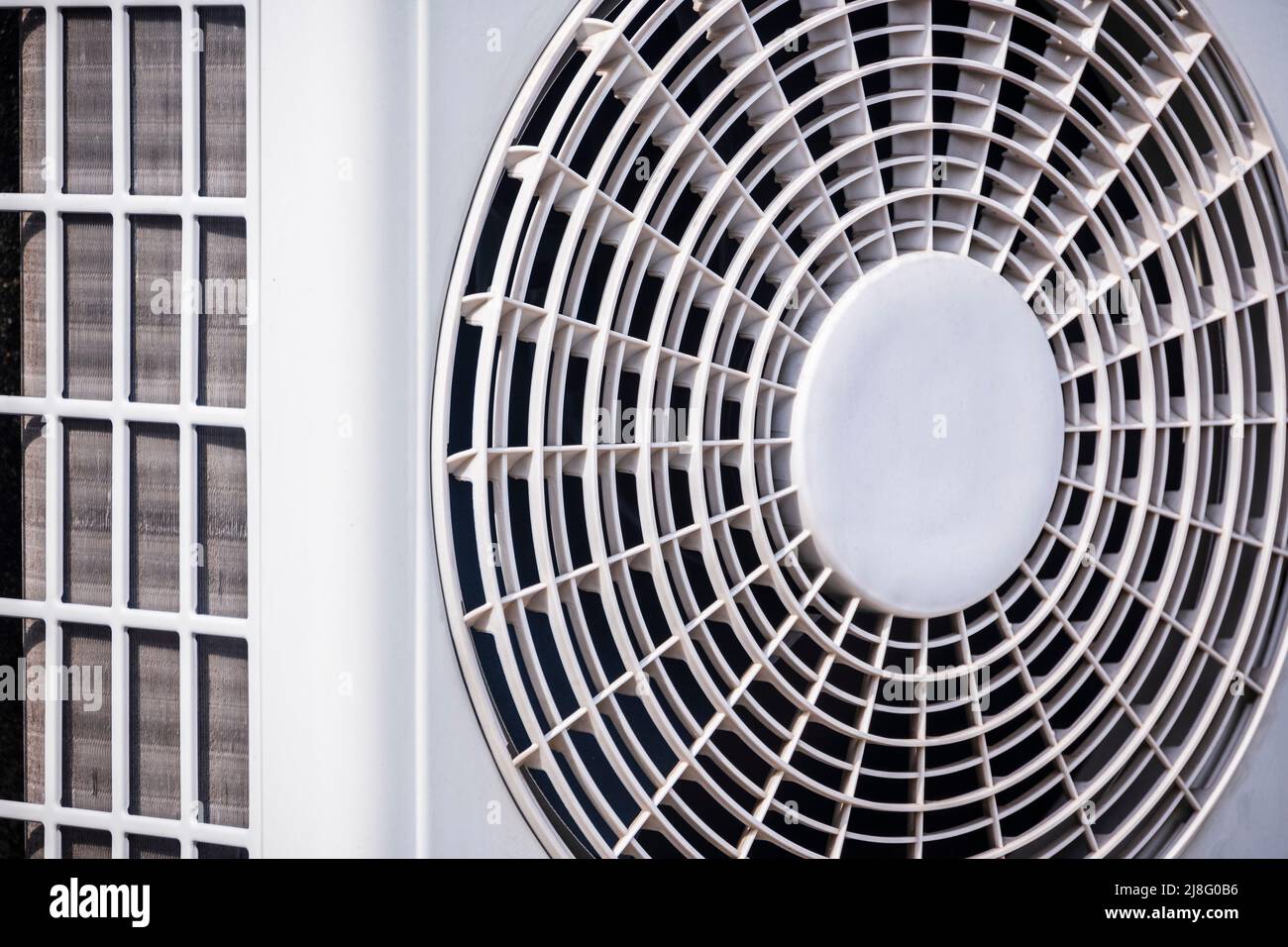 Photo de la grille de filtre et du ventilateur de l'unité extérieure de la  climatisation en deux parties Photo Stock - Alamy