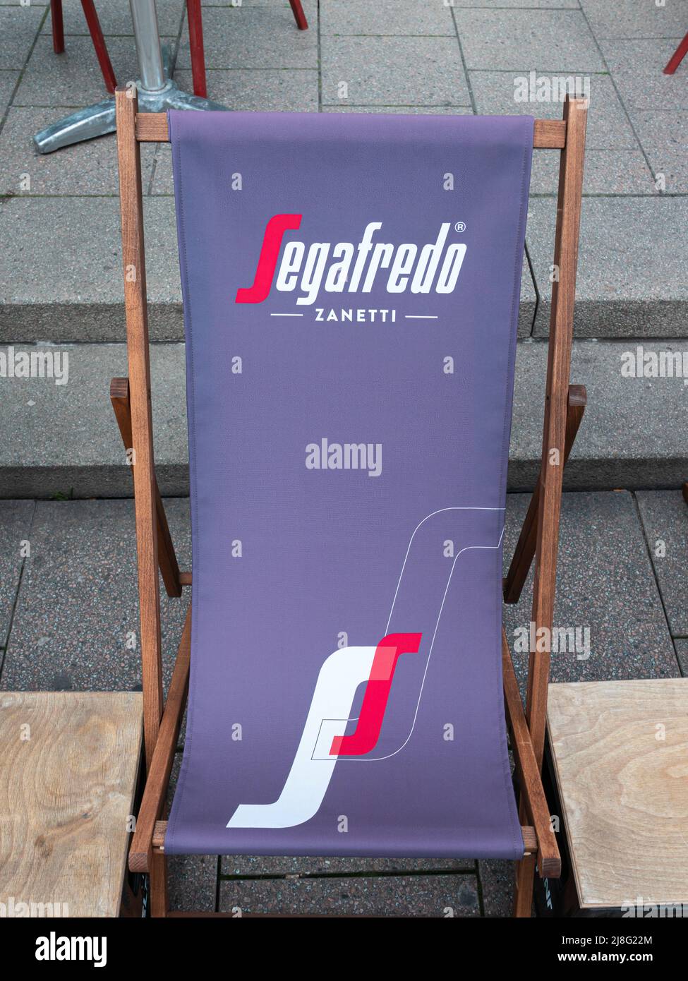 Freiburg im Breisgau, Allemagne - 13 avril 2022: Chaise longue avec signe publicitaire de la compagnie de café Segafredo Zanetti Banque D'Images