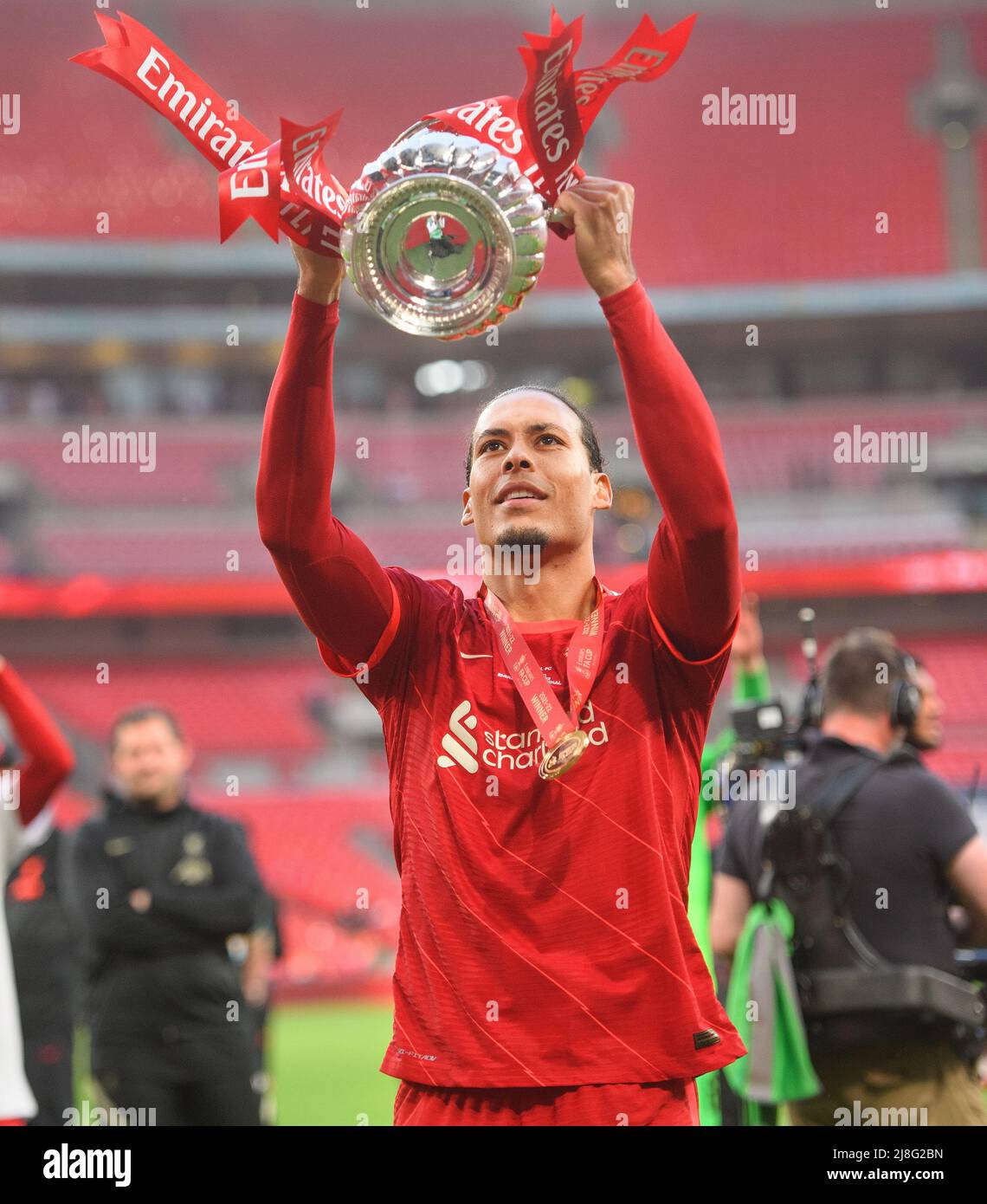 14 Mai 2022 - Chelsea v Liverpool - Emirates FA Cup final - Stade Wembley Virgile Van Dijk fête avec la FA Cup au stade Wembley photo Credit : © Mark pain / Alay Live News Banque D'Images