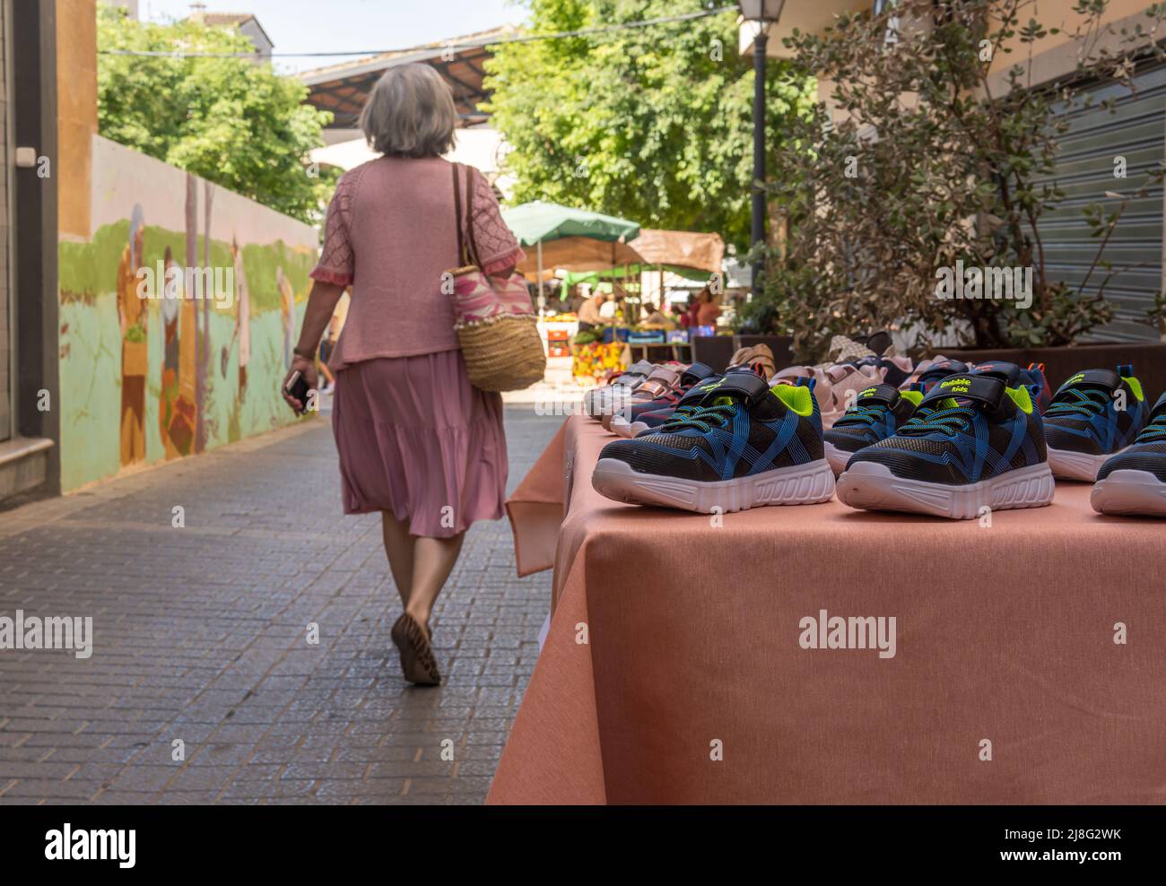 Manacor, Espagne; mai 14 2022: Gros plan d'une exposition de chaussures de sport pour enfants dans le centre historique de la ville majorquine de Manacor, Espagne Banque D'Images
