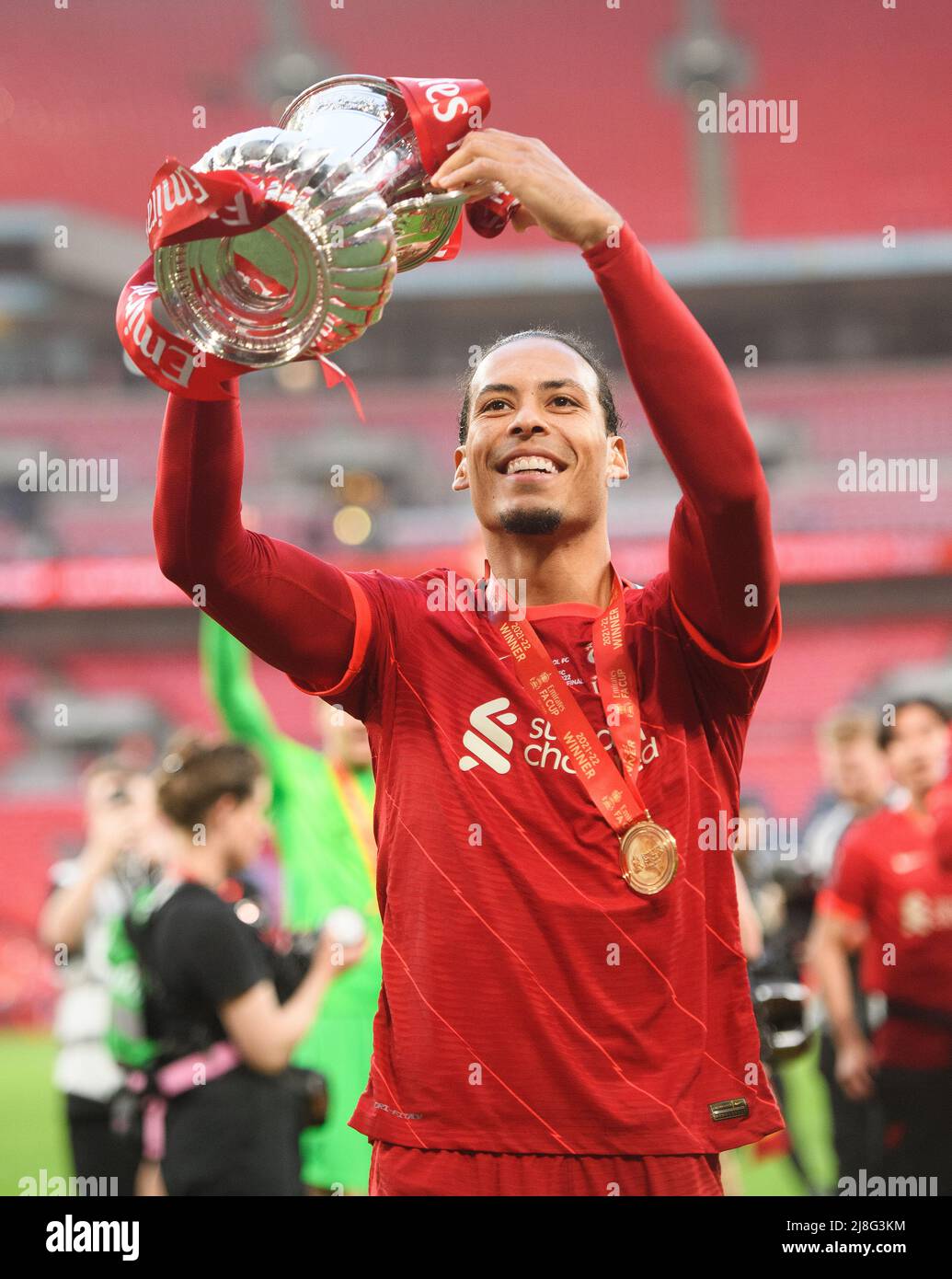 14 Mai 2022 - Chelsea v Liverpool - Emirates FA Cup final - Stade Wembley Virgile Van Dijk fête avec la FA Cup au stade Wembley photo Credit : © Mark pain / Alay Live News Banque D'Images