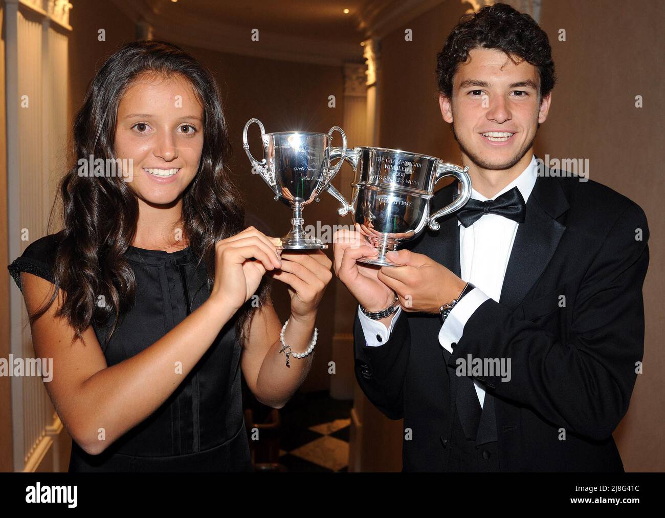 Photo du dossier datée du 6-07-2008 de Laura Robson, 14 ans, de Grande-Bretagne qui a remporté samedi le titre de champion de singles de filles à Wimbledon avec la gagnante du Single de garçons, la Grigor Dimitrov bulgare. Laura Robson, ancienne numéro un britannique, annonce son départ à la retraite du tennis. Date de publication : lundi 16 mai 2022. Banque D'Images