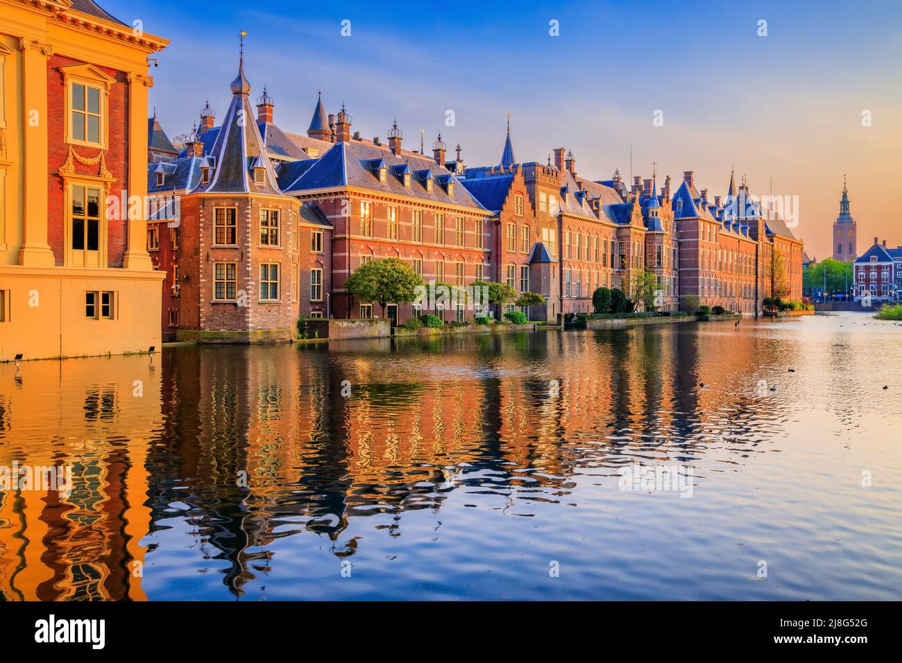 La Haye, pays-Bas. Château de Binnenhof (Parlement néerlandais) au centre de la Haye au coucher du soleil. Banque D'Images