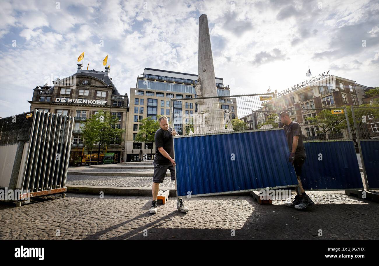 2022-05-16 08:20:57 AMSTERDAM - les travailleurs se préparent à une révision majeure du Monument National. L'ancrage du noyau en béton du monument doit être amélioré et la pierre naturelle restaurée et éventuellement remplacée. Cela se produit tous les 25 ans. KOEN VAN WEEL pays-bas sortie - belgique sortie Banque D'Images