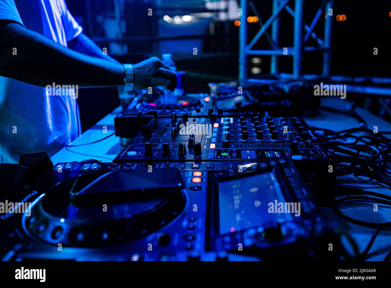 DJ main sur l'équipement de mixage à la boîte de nuit Photo Stock - Alamy