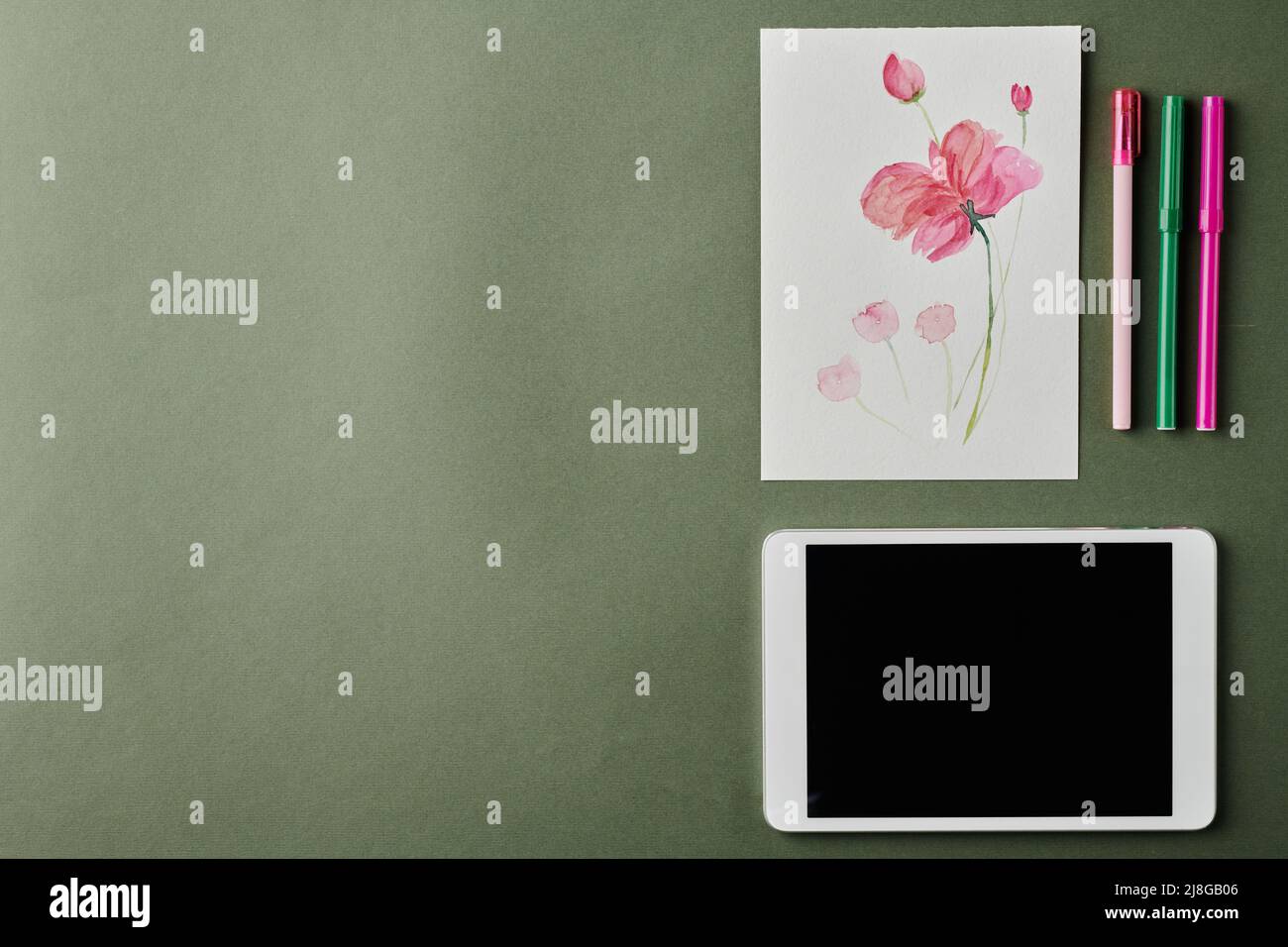 Flatlay de tablette, aquarelle dessin de fleur rose et trois surligneurs sur le lieu de travail de designer moderne avec l'espace de copie pour votre texte Banque D'Images