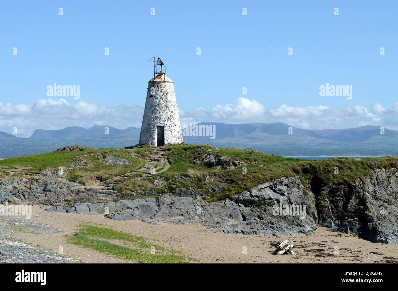 Old Twr Bach Lighthouse on Ynys Llanddwyn Island anglesey Wales Cymru UK Banque D'Images