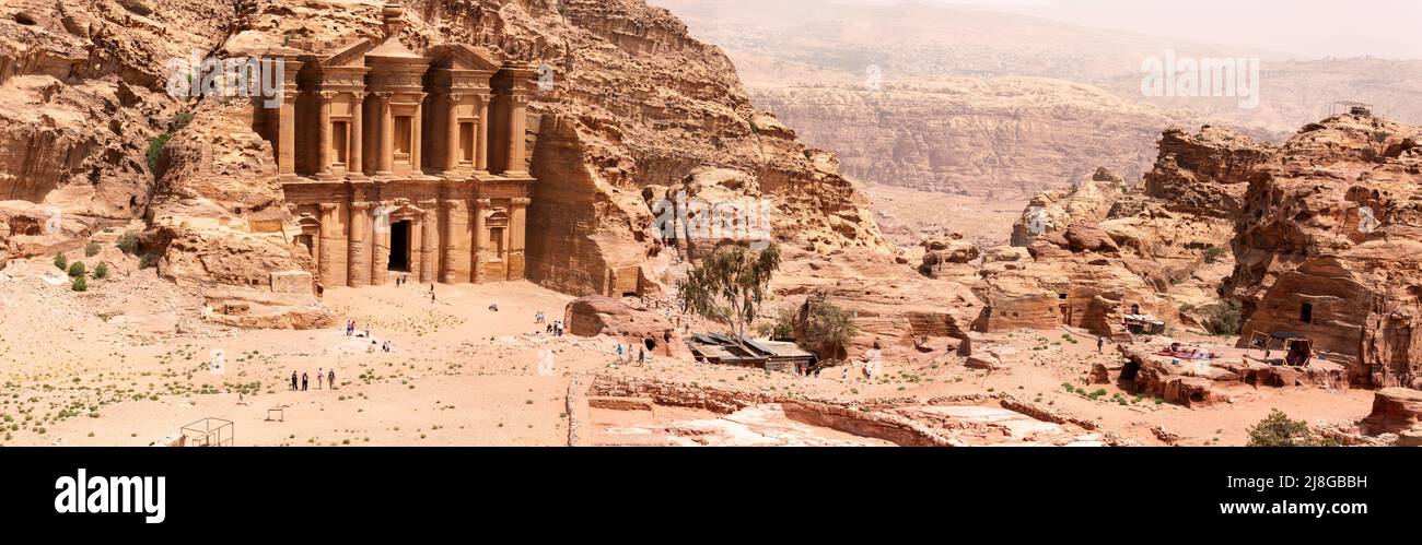 Le monastère (ad Deir), un exemple de style classique nabatéen, Petra, Jordanie. Vue panoramique depuis les falaises. Banque D'Images