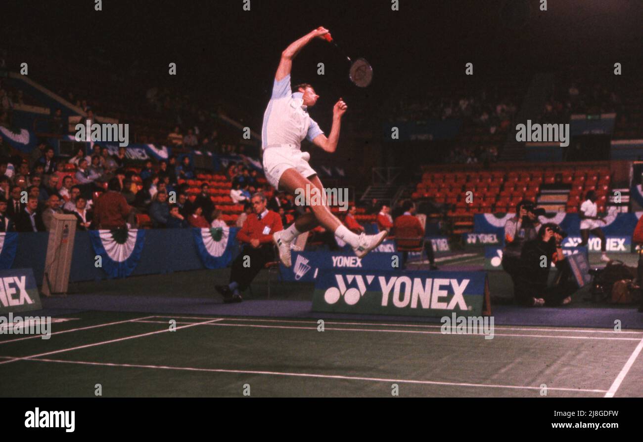 Morten Frost du Danemark en action pendant les Championnats de badminton Yonex de toute l'Angleterre, Wembley, Londres Mars 1988 photo par Tony Henshaw Banque D'Images