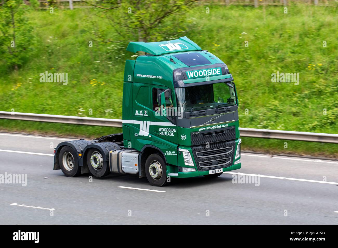 Green Woodside Haulage (GB) Ltd Service de distribution. 2019 Volvo FH500 6x2t PA XHSL TRACTEUR, levage de roue, pont intermédiaire, levage de pont arrière Midlift 6x2; conduite sur l'autoroute M61, Manchester, Royaume-Uni Banque D'Images