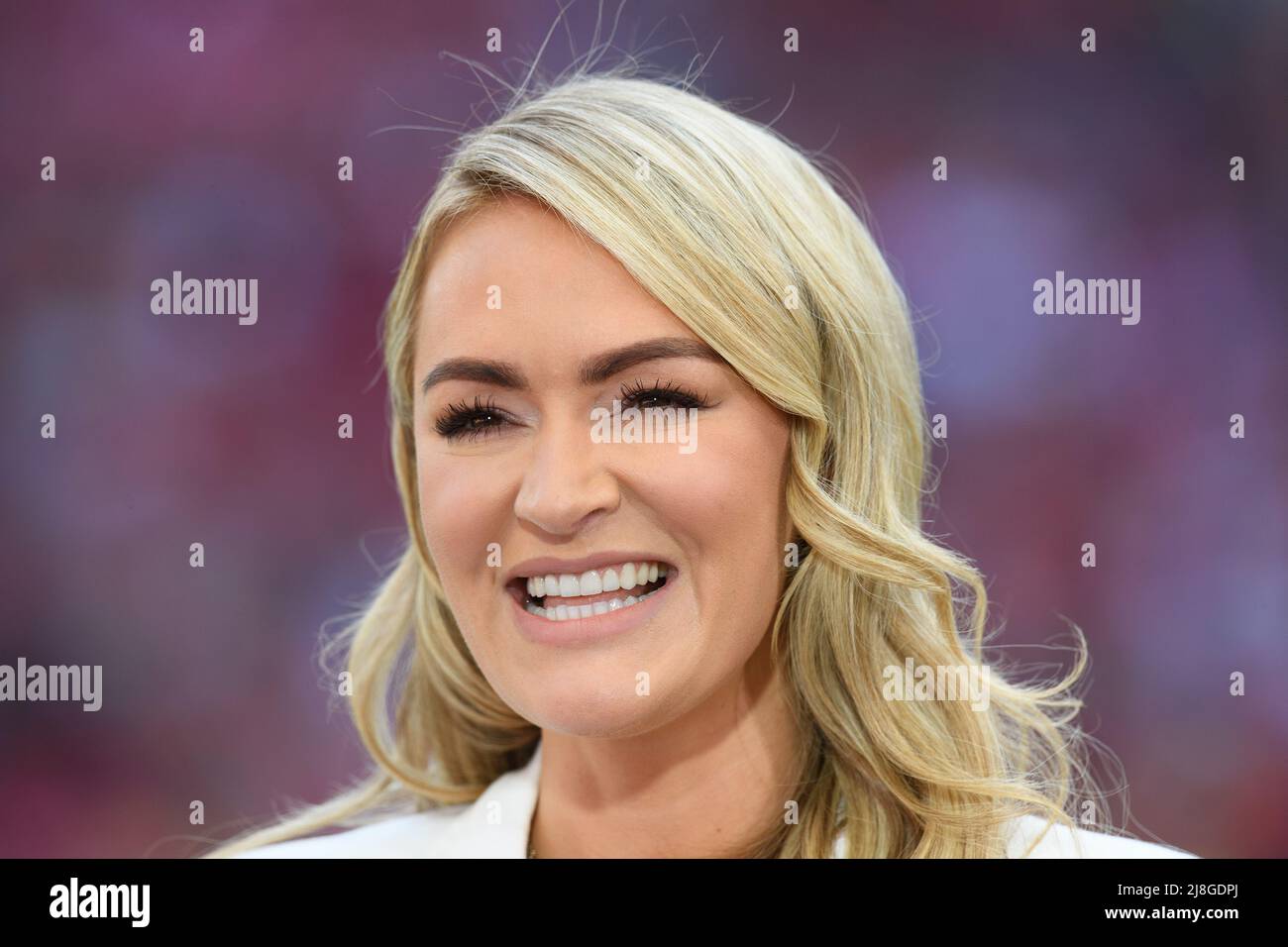 14 mai 2022 - Chelsea v Liverpool - Emirates FA Cup final - Laura Woods, présentatrice à la télévision et à la radio et au football du stade Wembley, en photo, tout en dirigeant la couverture par ITV de la finale de la FA Cup à Wembley Picture Credit : © Mark pain / Alay Live News Banque D'Images