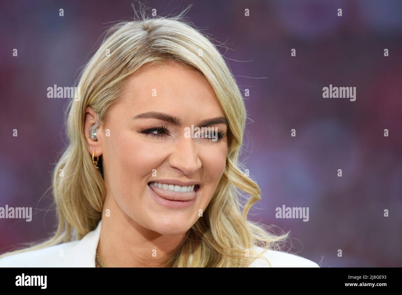 14 mai 2022 - Chelsea v Liverpool - Emirates FA Cup final - Laura Woods, présentatrice à la télévision et à la radio et au football du stade Wembley, en photo, tout en dirigeant la couverture par ITV de la finale de la FA Cup à Wembley Picture Credit : © Mark pain / Alay Live News Banque D'Images
