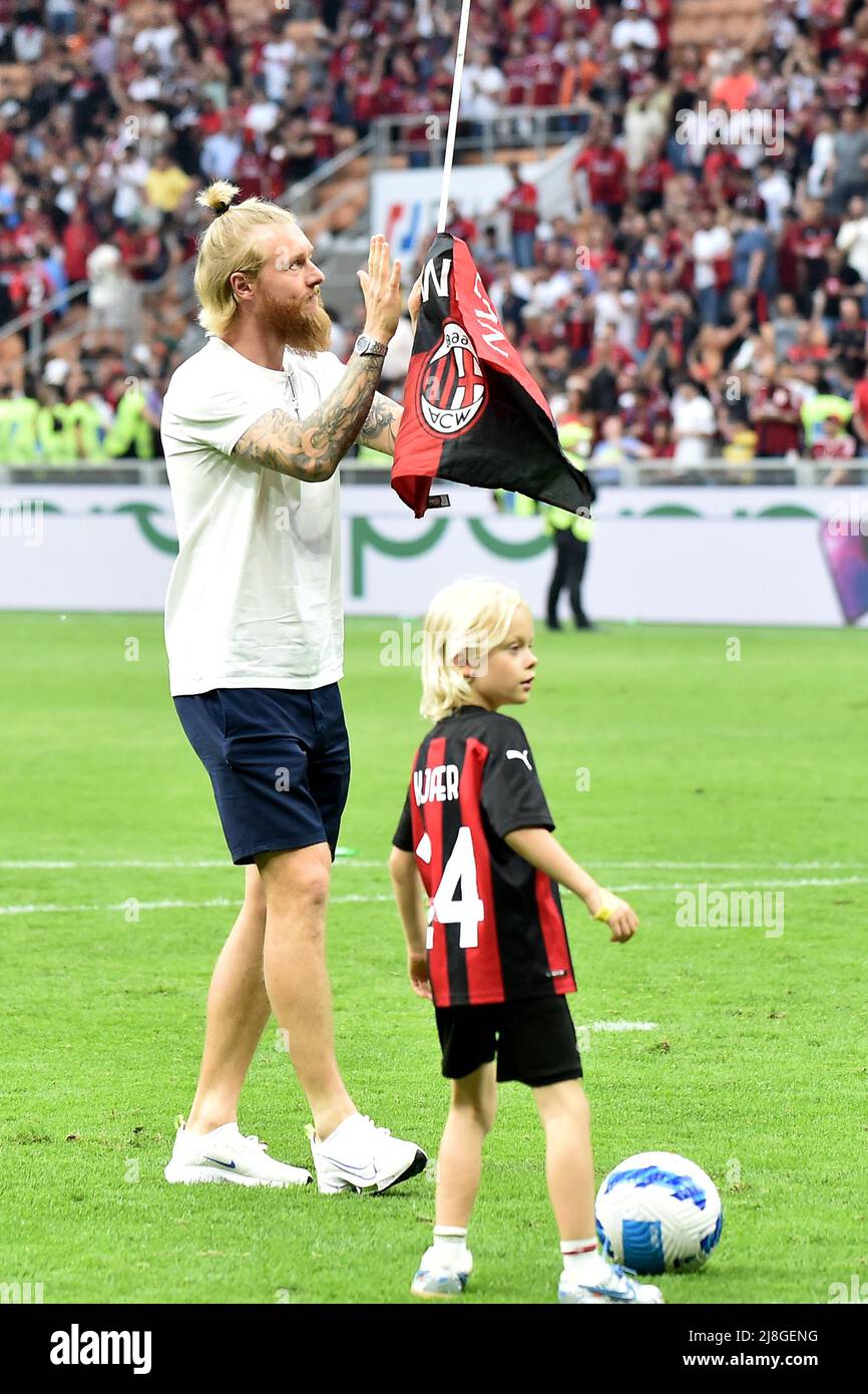 Milan, Italie. 15th mai 2022. Simon Kjaer de l'AC Milan avec sa fille à la  fin de la série Un match de football 2021/2022 entre l'AC Milan et Atalanta  BC au stade